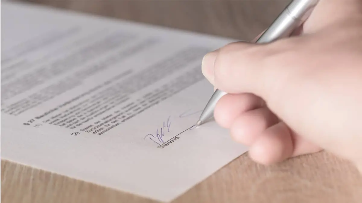 Assinatura de contrato por caneta